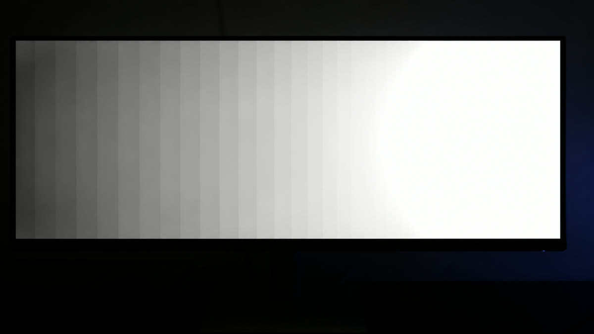 A monitor showing a near-white highlight ramp where the last steps melt into a clipped white blob.