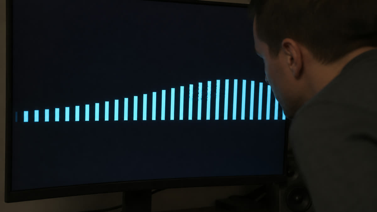A gaming monitor showing hitching cyan motion bars that still look choppy after a refresh-rate change.